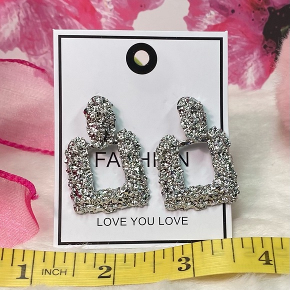 SILVER TEXTURED SQUARE STYLISH DROP EARRINGS - Picture 4 of 5